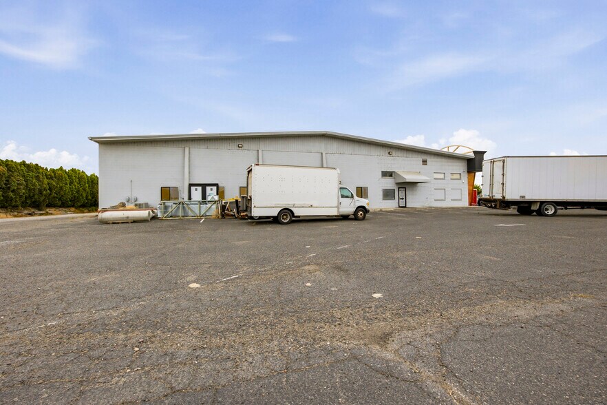 More Photos Of 7425 W Clearwater Ave, Kennewick Freestanding For Sale