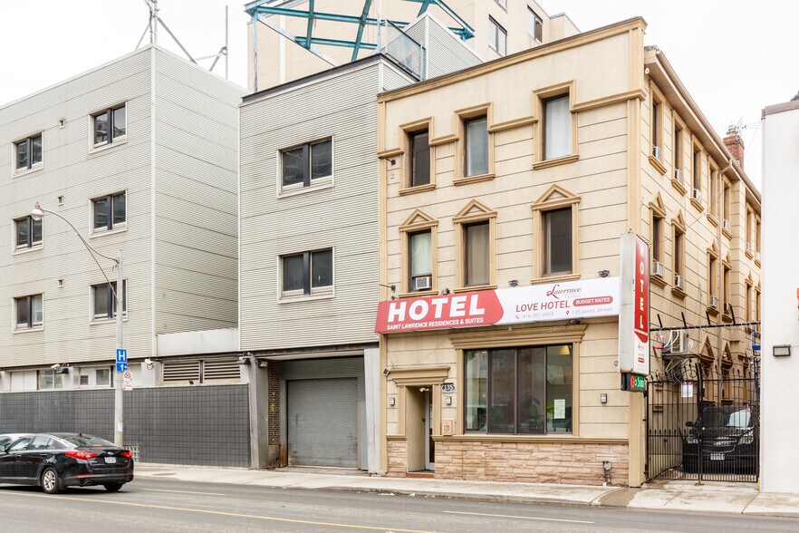 Primary Photo Of 137 Jarvis St, Toronto Hotel For Sale