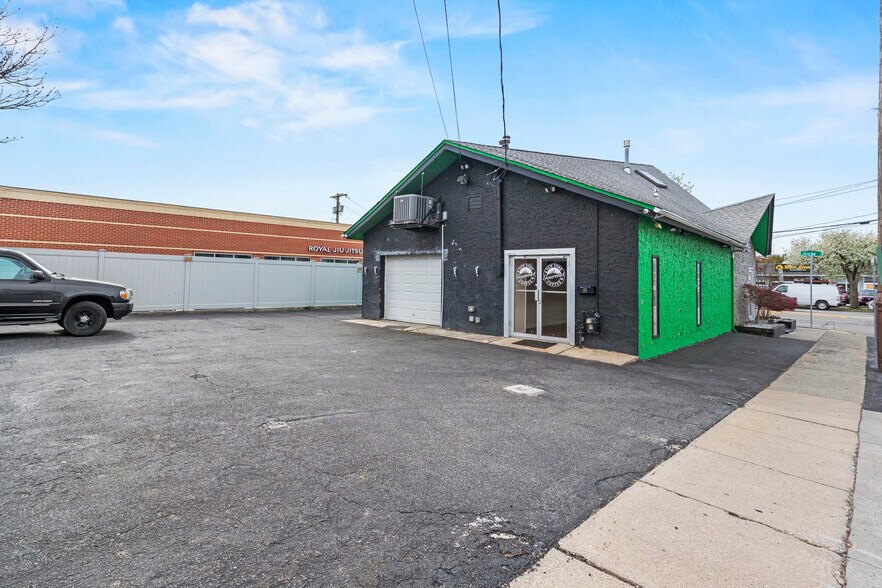 More Photos Of 99 Jericho Tpke, Mineola Freestanding For Sale