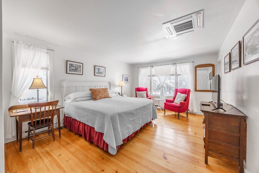 More Photos Of 40 Union St, Blue Hill Hospitality For Sale