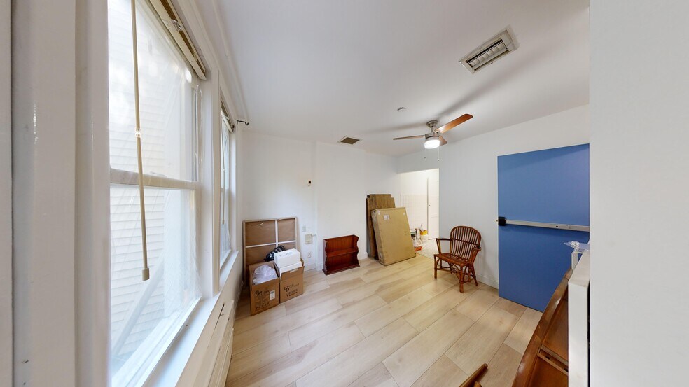 More Photos Of 194 Nassau Ave, Brooklyn Storefront Retail Office For Lease