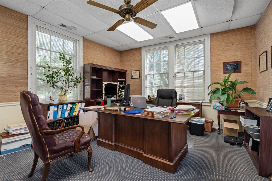 More Photos Of 1911 Government St, Mobile Office For Sale