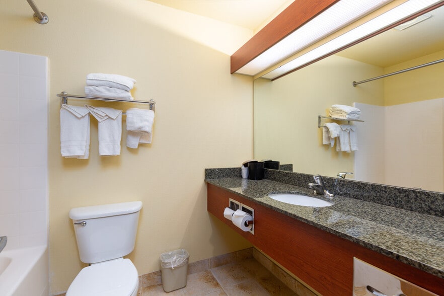 More Photos Of 550 SE Highway 101, Lincoln City Hotel For Sale