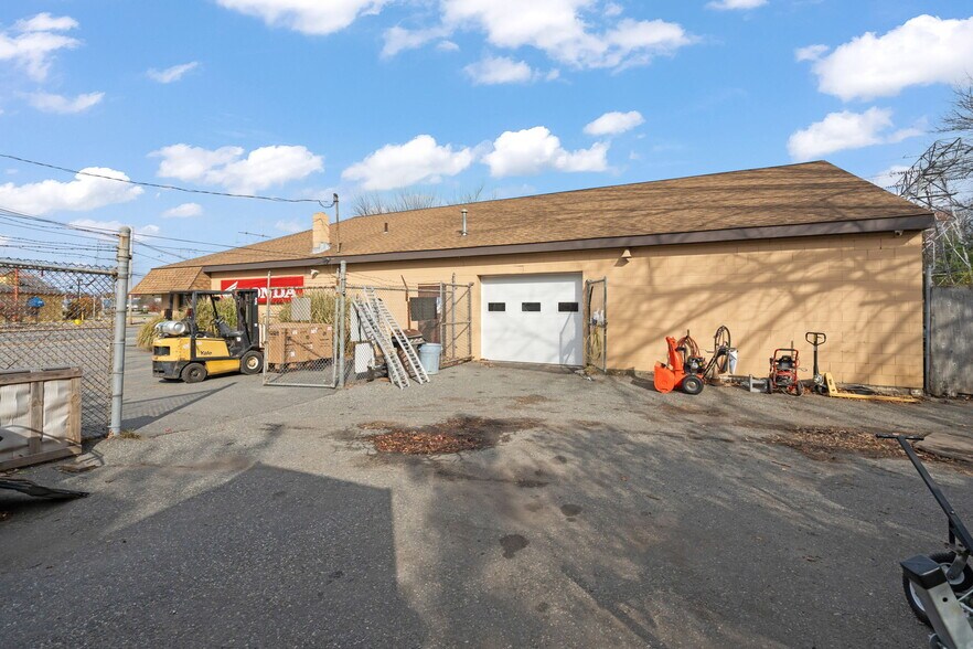 More Photos Of 49 Main St, North Reading Storefront Retail Office For Sale