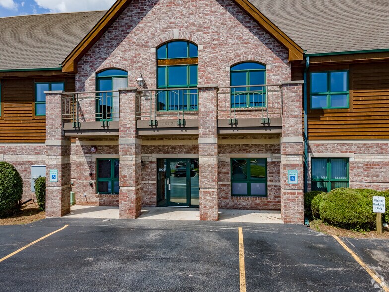 More Photos Of 1035 W Glen Oaks Ln, Mequon Medical For Lease