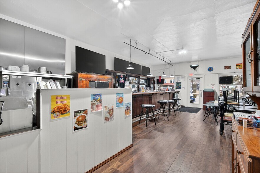 More Photos Of 124 S Fillmore St, Osceola Flex For Sale