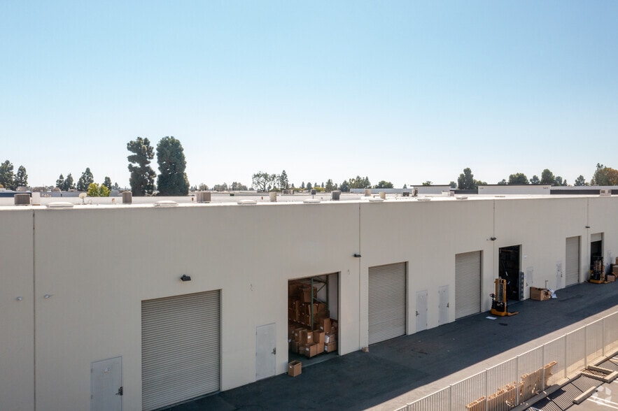 More Photos Of 5445 Oceanus Dr, Huntington Beach Warehouse For Lease