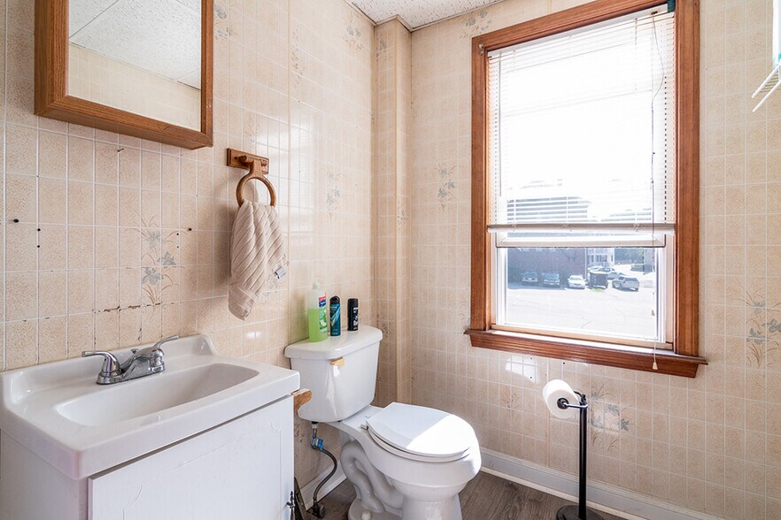 More Photos Of 104 Canal St, Blackstone Bar For Sale