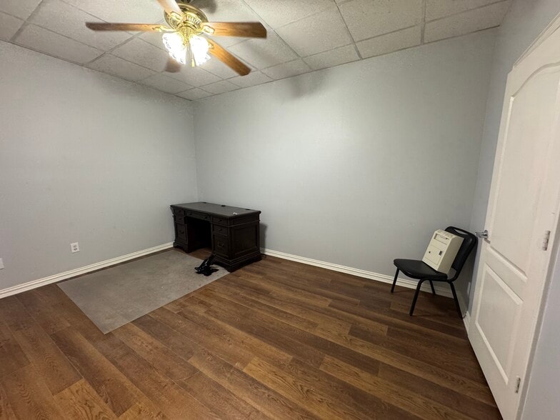 More Photos Of 115 Main st, Italy Office For Sale