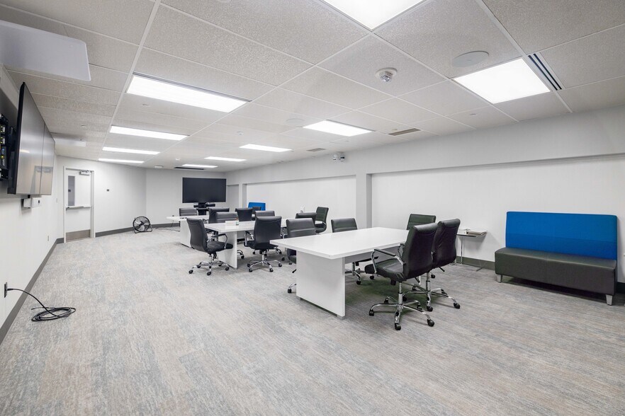 More Photos Of 35700 Van Dyke Ave, Sterling Heights Freestanding For Lease