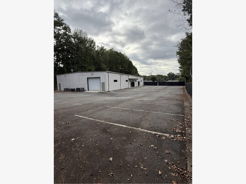 More Photos Of 10400 D Alpharetta St, Roswell Flex For Lease