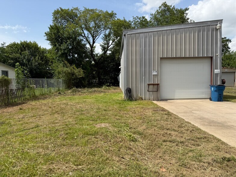 More Photos Of 2201 Chamberlain St, Houston Industrial For Sale