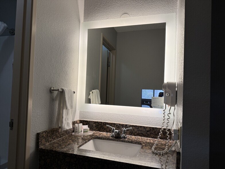 More Photos Of 11 E South Ave, Chippewa Falls Hotel For Sale