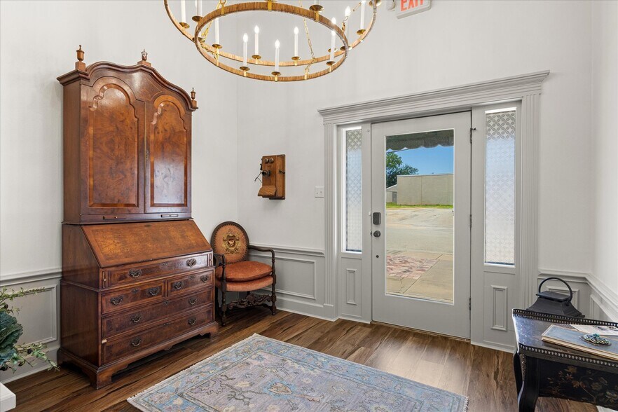 More Photos Of 111 S Houston St, Granbury Loft Creative Space For Sale