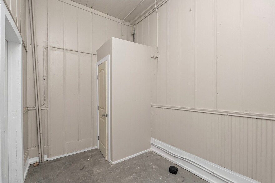 More Photos Of 901 N Saint Joseph St, Gonzales Office For Sale