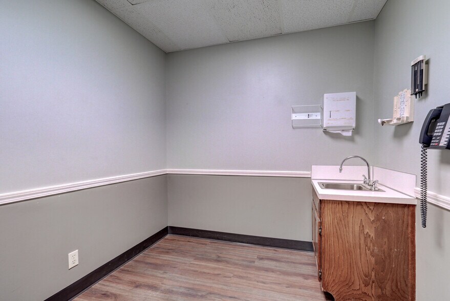 More Photos Of 3100 S Elm Pl, Broken Arrow Medical For Lease
