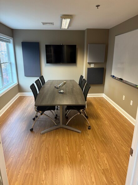 More Photos Of 127 Rockingham Rd, Windham Office For Lease