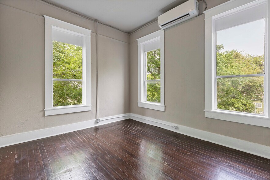 More Photos Of 2024 S Flores St, San Antonio Storefront Retail Residential For Sale