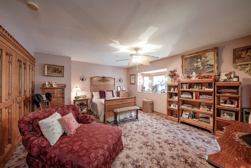 More Photos Of 890 Lake Ave, Woodstock General Retail For Sale