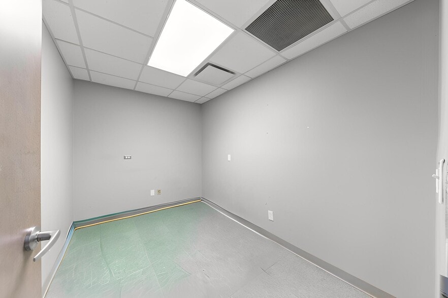 More Photos Of 3828 Avenue N, Galveston Hospital For Lease