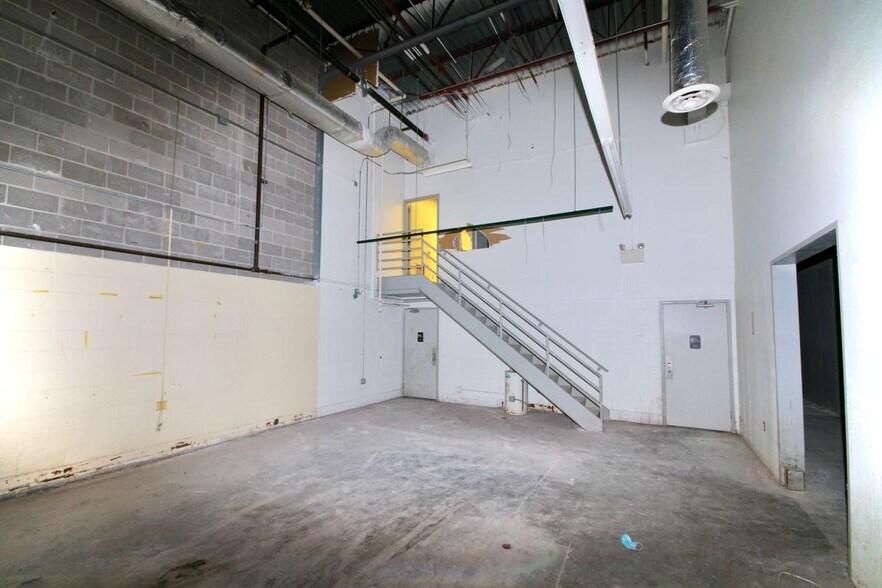 More Photos Of 2820 W Locust St, Davenport Unknown For Lease