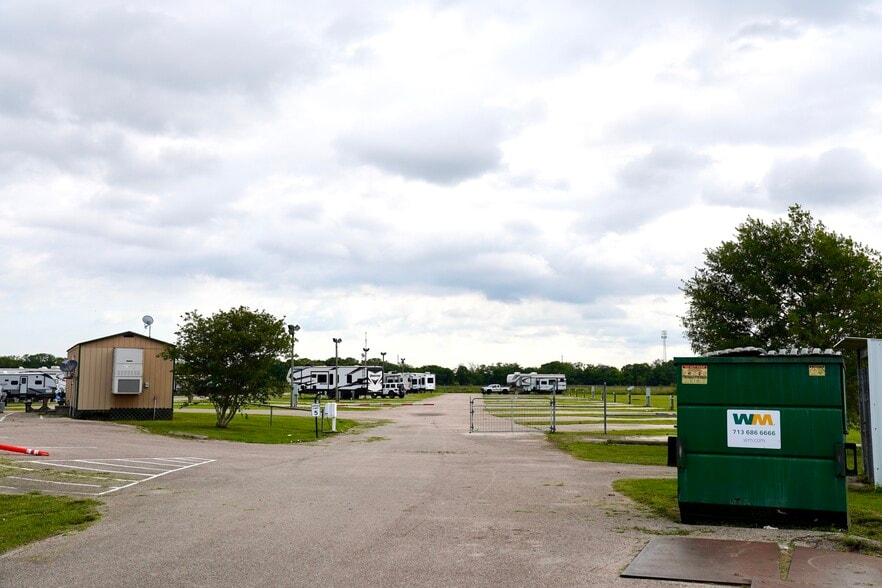 More Photos Of 24313 County Rd 46, Angleton Trailer Camper Park For Sale