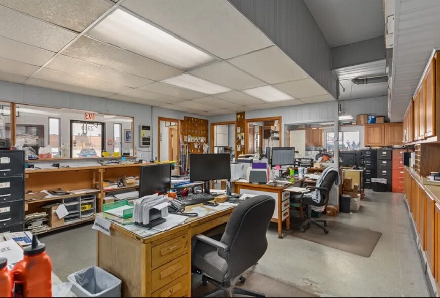 More Photos Of 2300 Hoffman Dr, Effingham Auto Repair For Sale