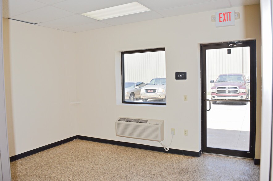 More Photos Of 14624 Metro Plaza Blvd, Edmond Warehouse For Lease
