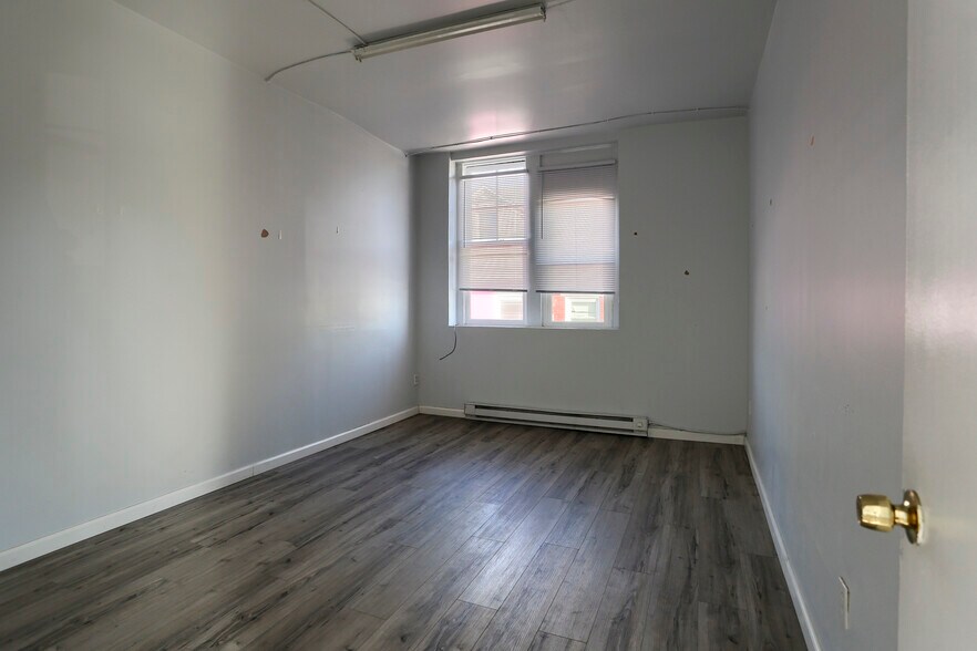 More Photos Of 1347 Howard St, Harrisburg Light Manufacturing For Sale