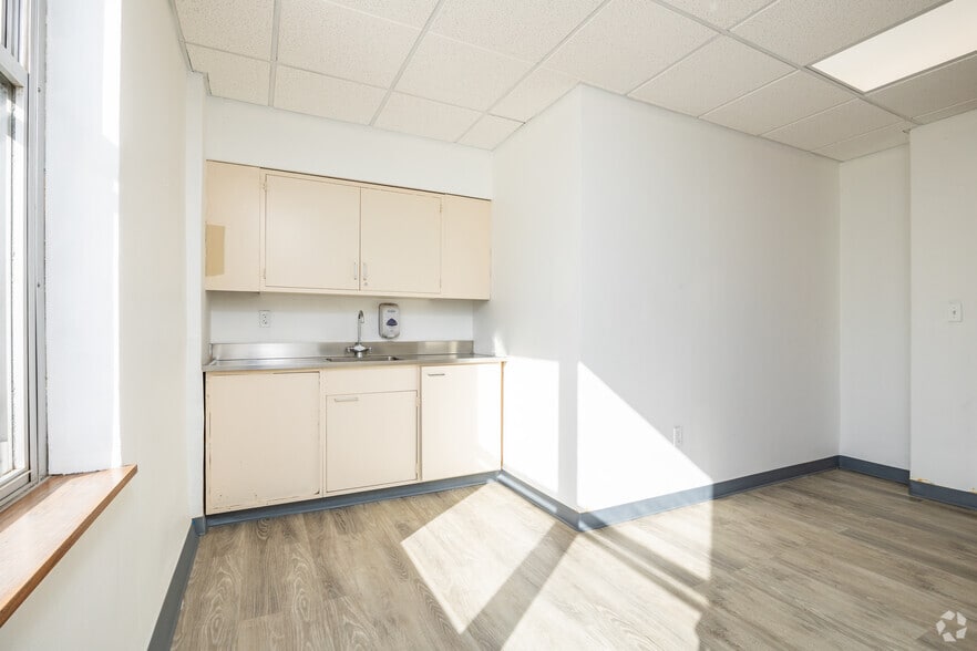 More Photos Of 206 Bergen Ave, Kearny Medical For Lease