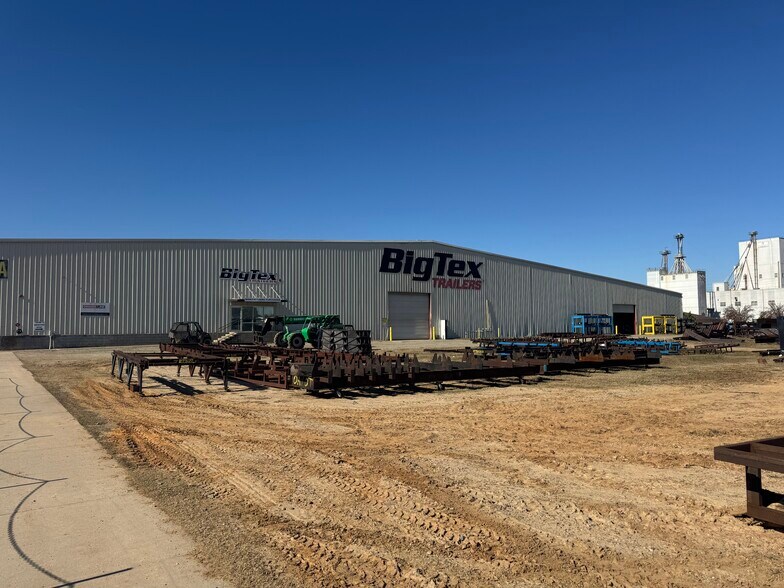 Primary Photo Of 502 Midway Rd, Cordele Showroom For Lease