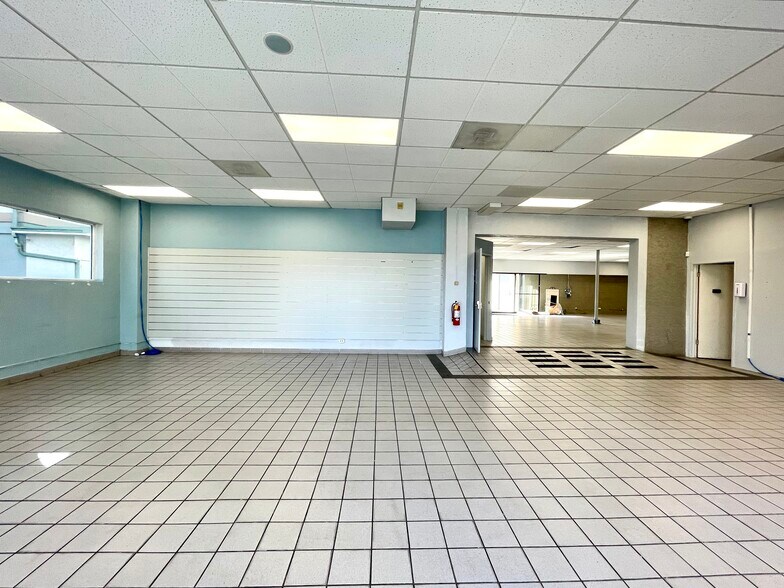More Photos Of 1079-1085 S Beretania St, Honolulu Storefront Retail Office For Sale