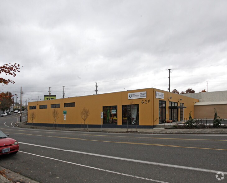 More Photos Of 704 SE Washington St, Portland Freestanding For Lease