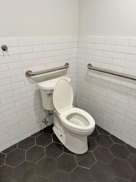 More Photos Of 990 Woodycrest Ave, Bronx Loft Creative Space For Lease