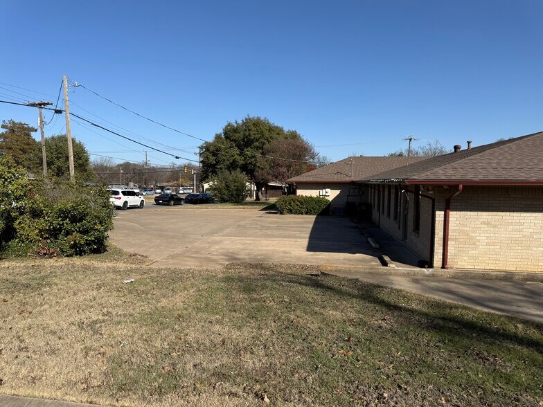 More Photos Of 907 N Granbury St, Cleburne Office For Lease