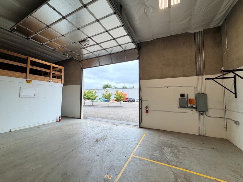 More Photos Of 1150 NW 5th Pl, Canby Flex For Lease