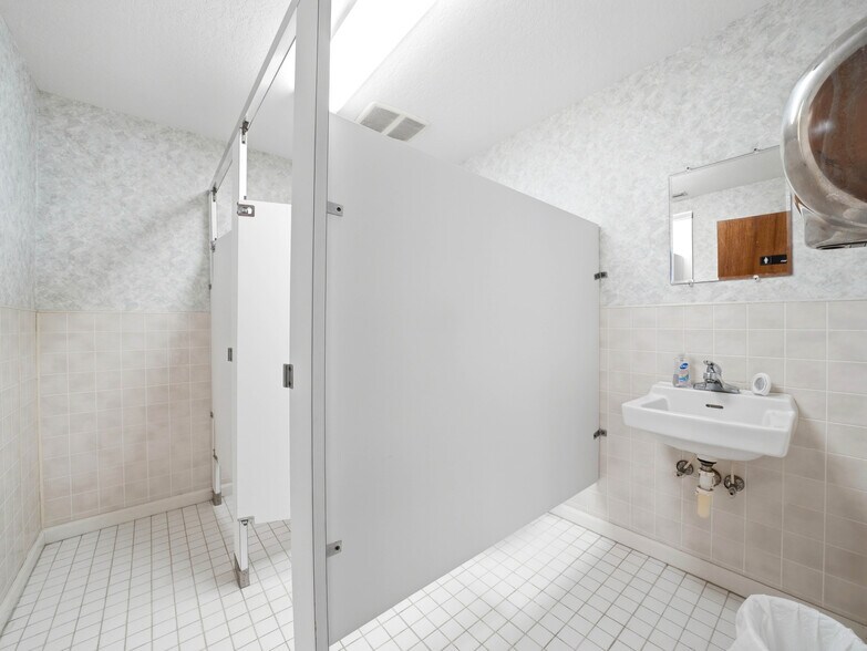 More Photos Of 601 Imperial blvd, Lakeland Specialty For Sale