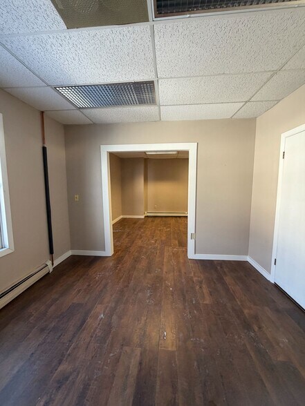 More Photos Of 72-74 Black Mountain Rd, Brattleboro Showroom For Lease