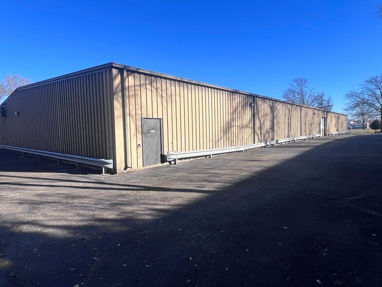 More Photos Of 1700 Landmark Rd, Aurora Warehouse For Lease