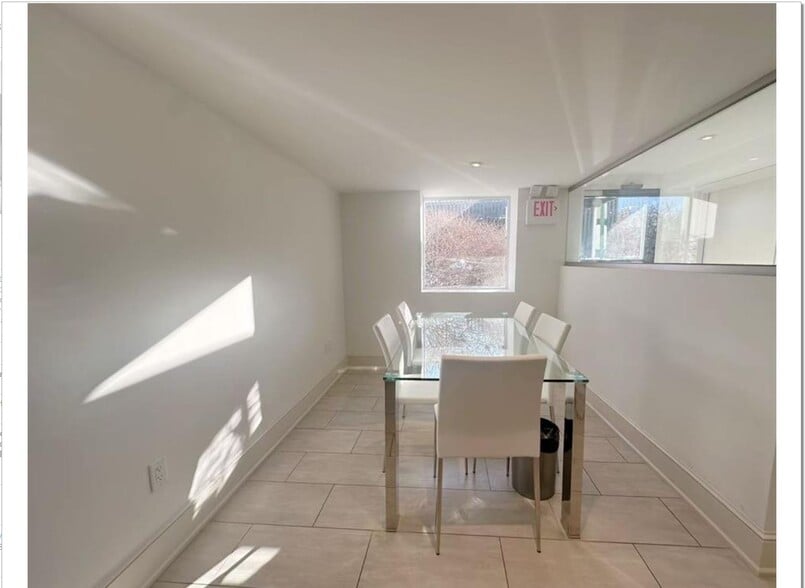 More Photos Of 42 Middle Neck Rd, Great Neck Storefront For Lease