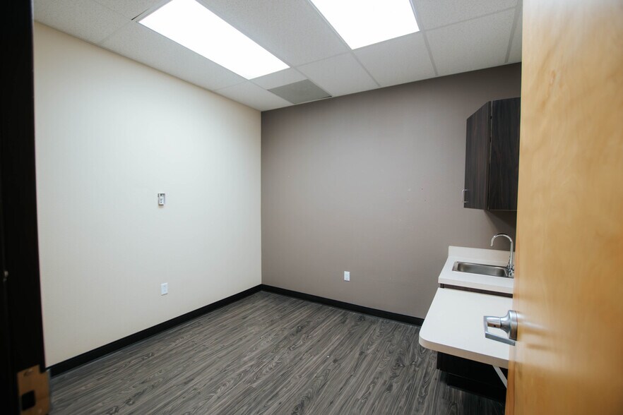 More Photos Of 9870 N Gateway Blvd, El Paso Office For Lease
