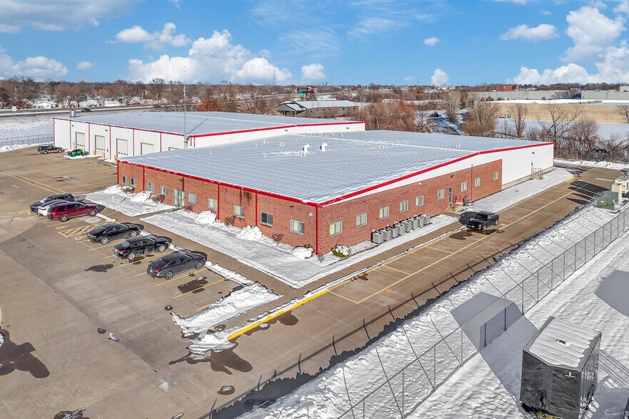 More Photos Of 906 Broadway St, West Burlington Industrial For Lease