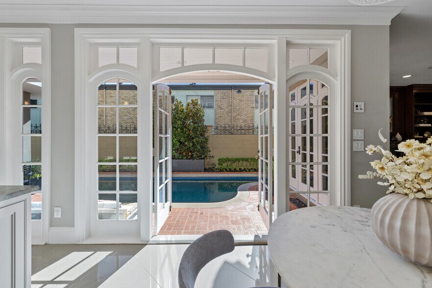 More Photos Of 1810 W 35th St, Austin Specialty For Sale