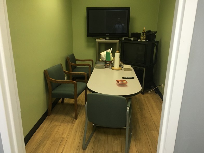 More Photos Of 1001 Entry Dr, Bensenville Warehouse For Lease