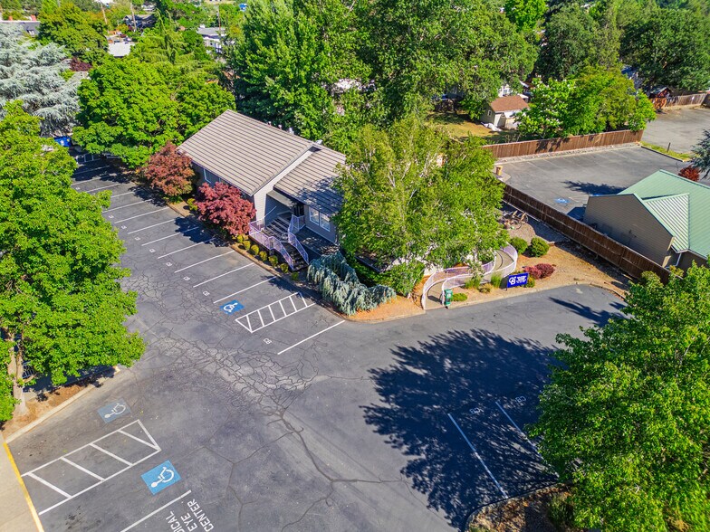 More Photos Of 873 NE 7th St, Grants Pass Medical For Lease