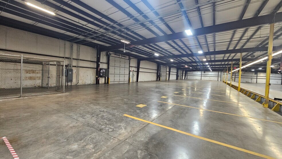 More Photos Of 2701 Southridge Dr, Wichita Falls Distribution For Lease