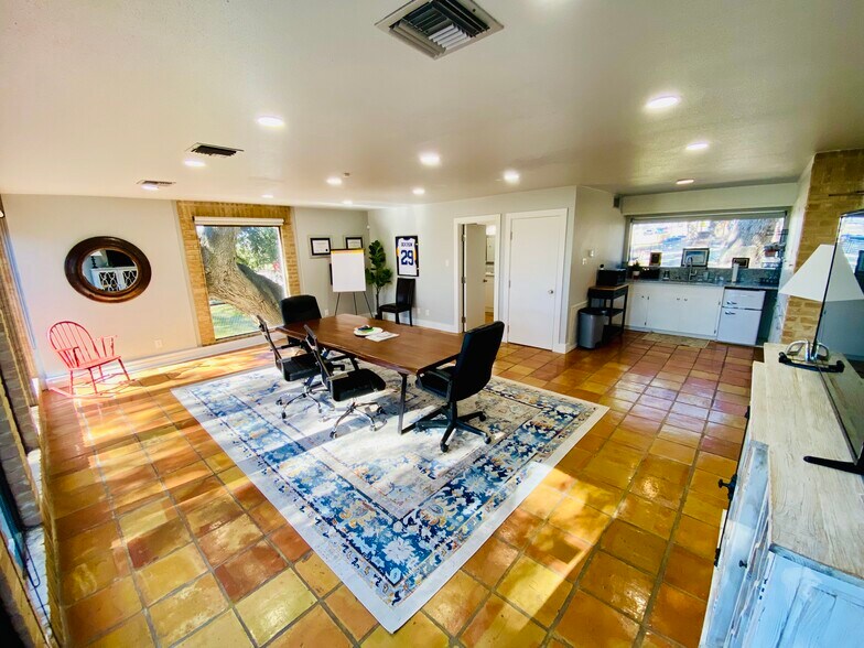 More Photos Of 1176 Business 35, New Braunfels Office For Sale