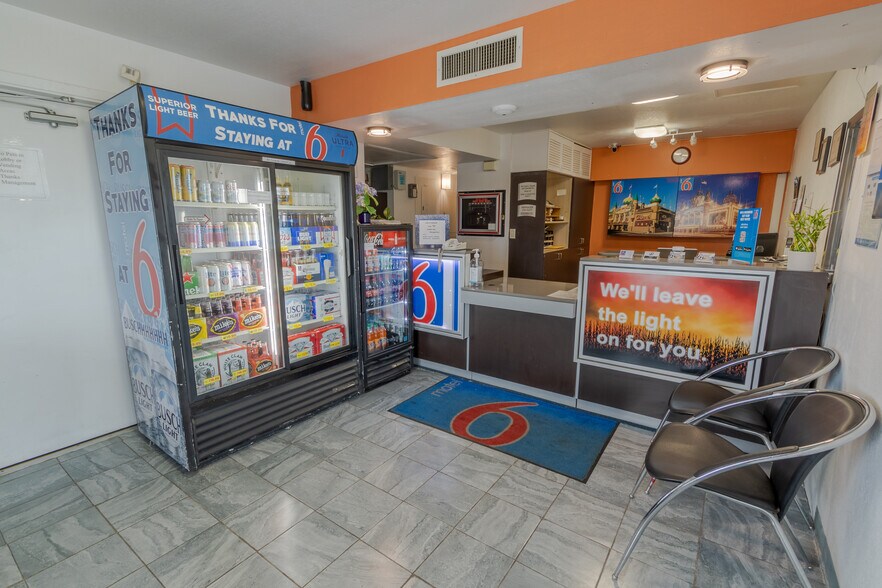 More Photos Of 1309 S Ohlman St, Mitchell Hotel For Sale