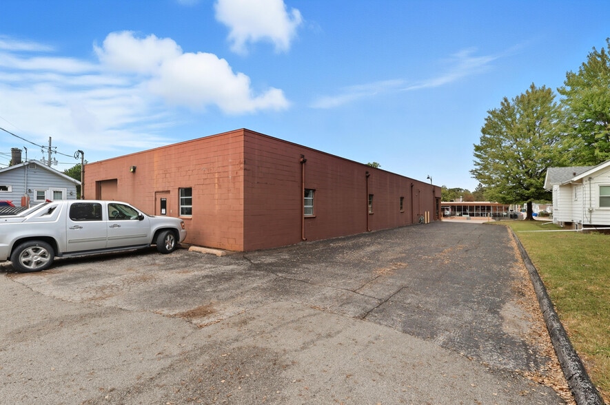 More Photos Of 3006 Avenue of the Cities, Moline Flex For Sale