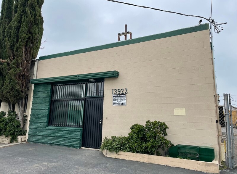 More Photos Of 13926 Saticoy St, Panorama City Warehouse For Lease